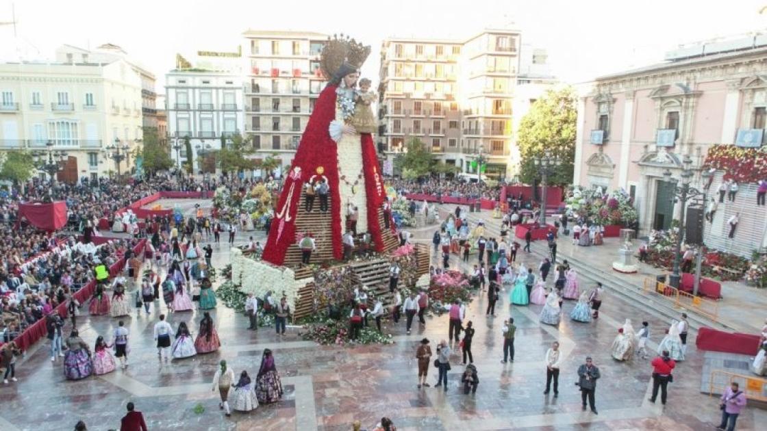 plaza de la virgen ofrenda de fallas